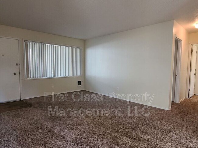 Foto del edificio - 3855 Lake Grove Ave