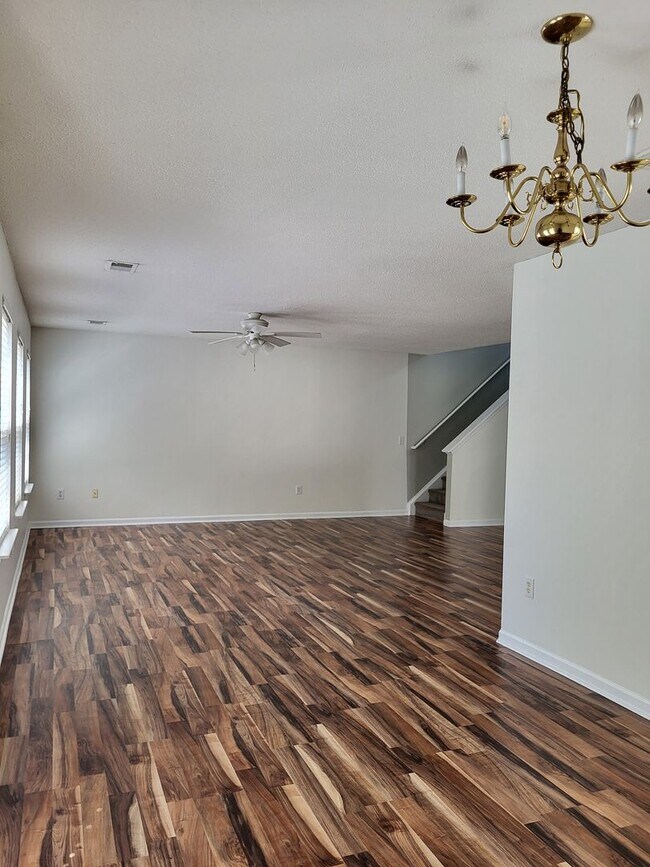 Foto del edificio - 3 bedroom home in Highland Creek