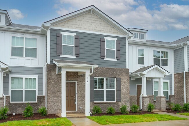Building Photo - Beautiful 3 bed 2.5 bath townhome