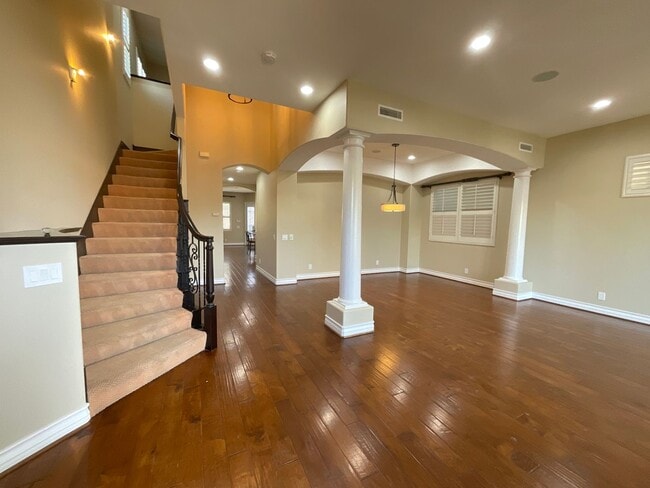 Building Photo - 4 Bedroom 4 Bath 3 Story Home,