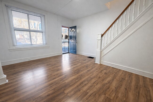 Building Photo - 3 Bedroom Single Family Home