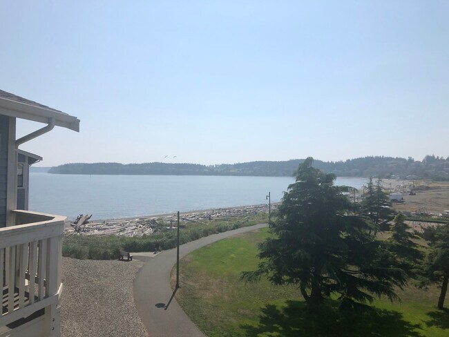 Foto del edificio - Absolutely stunning View! 2 bed condo downtown on the water!