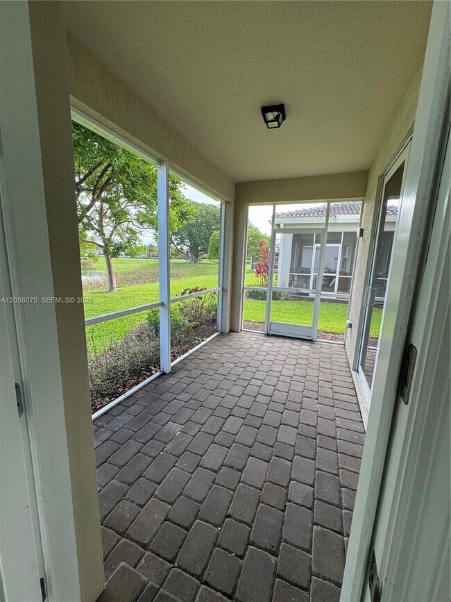 Foto del edificio - 4729 Greenway Dr