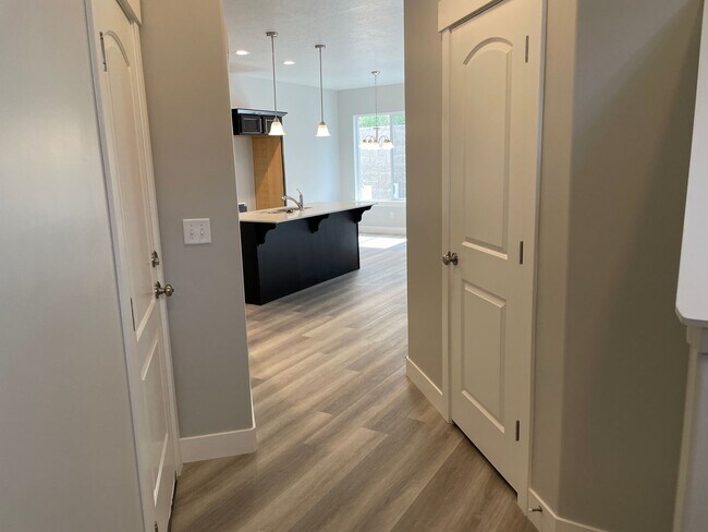 Building Photo - 4 BD/2.5 BA New Townhome in Bluffdale