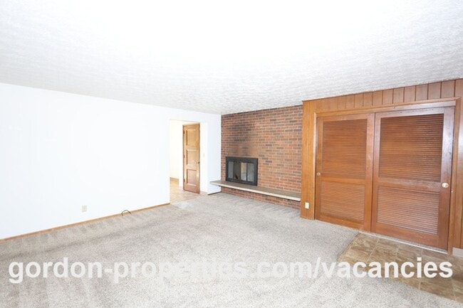 Building Photo - SUMMER SPECIAL: SE Cedar Ave - Single level 2 bedroom unit in duplex