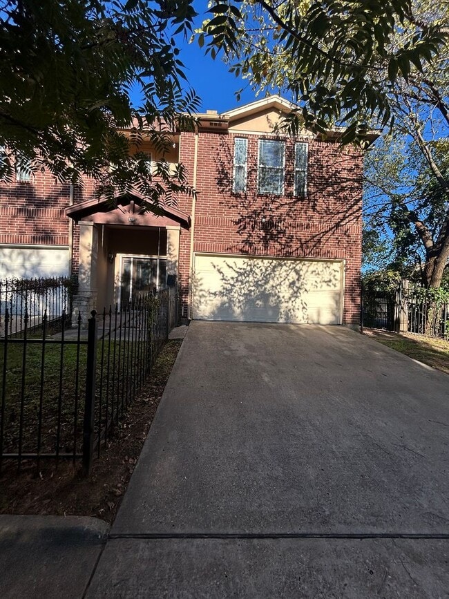 Building Photo - 520 Alcalde St