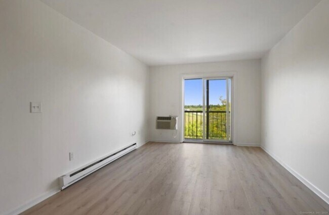 Foto del edificio - 115 Short Beach Rd