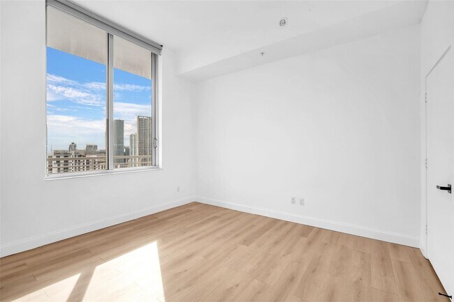 Foto del edificio - 325 S Biscayne Blvd