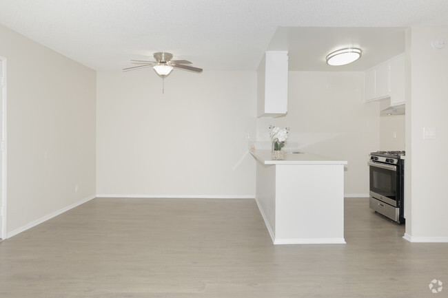 2BR, 2BA - 950 SF - The Village at Granada Hills