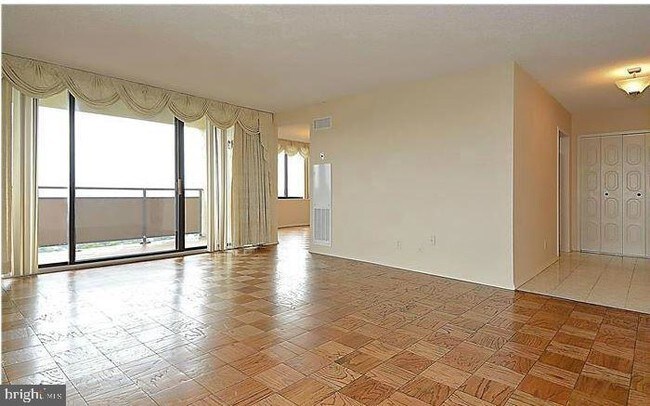 Foto del edificio - 5225 Pooks Hill Rd