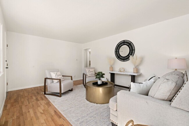 Foto del edificio - Stunning Fully Remodeled 3-Bedroom Home with Fenced Yard