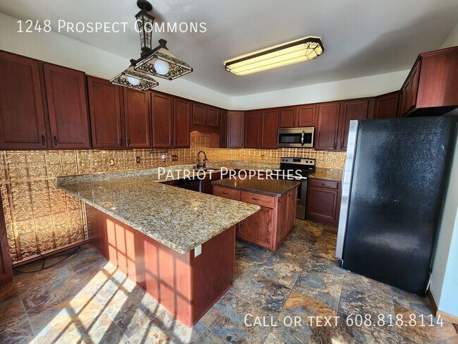 Building Photo - 3 Bedroom/ 2.5 Bathroom in Madison, WI
