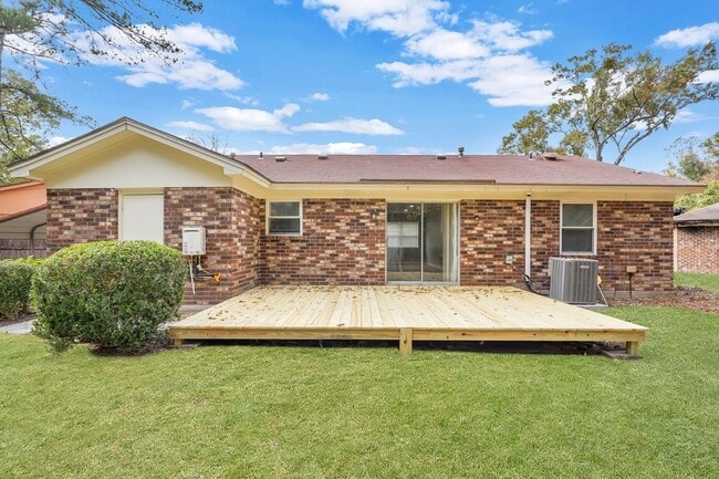 Building Photo - High End Finishes in a Quiet Residential Neighborhood