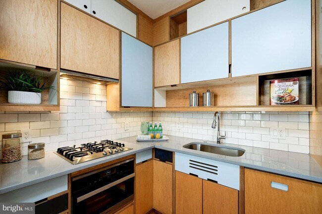 KITCHEN - 919 Hughes Mews NW