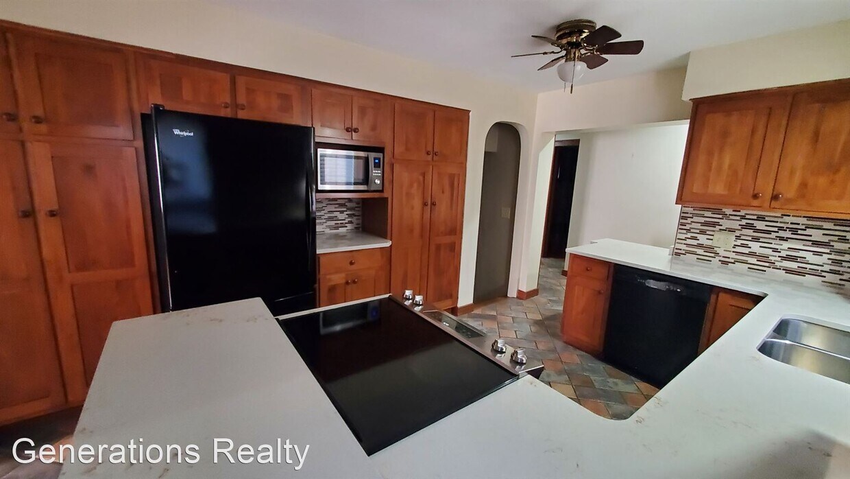 Building Photo - 4 br, 3 bath House - 570 King Avenue