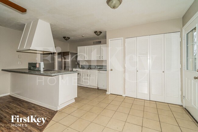 Building Photo - 6403 Redwood Ln