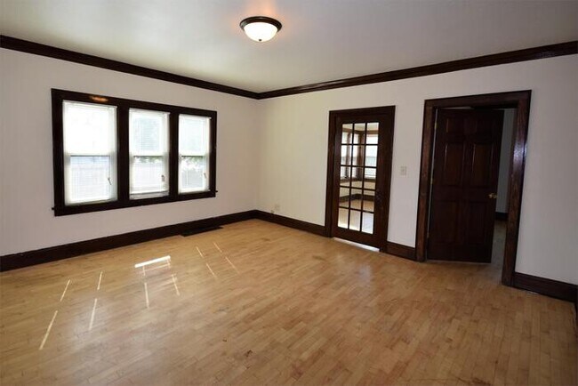 Building Photo - Spacious 3 Bedroom Lower