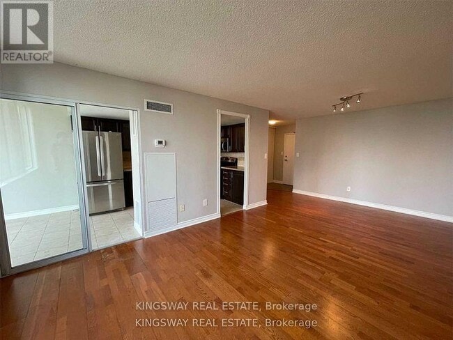 Photo du bâtiment - 350-350 Webb Dr