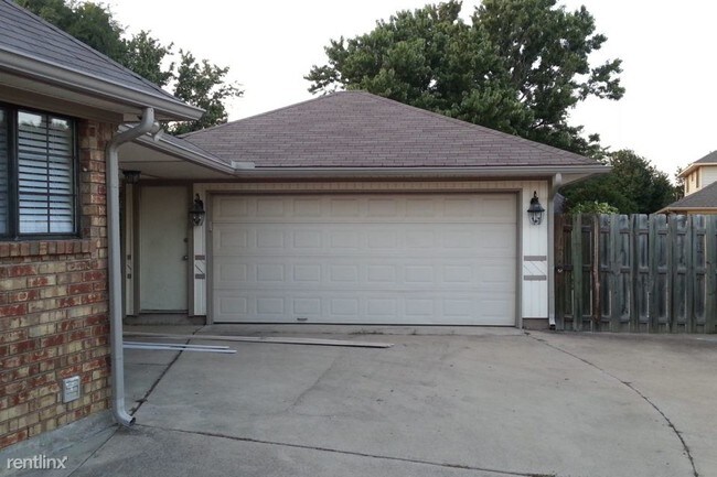 Building Photo - 2758 Briar Hill Dr