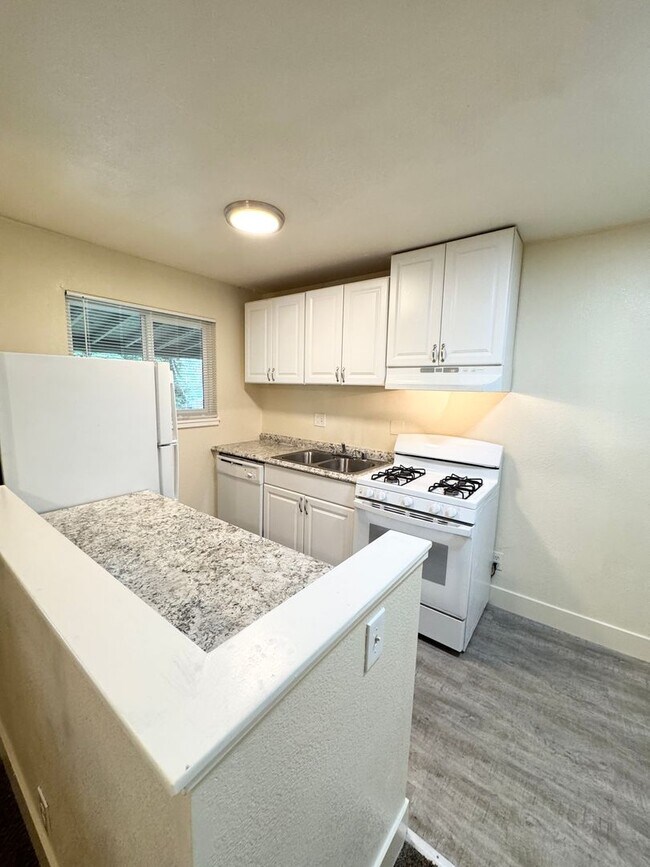 Foto del edificio - Move-In Special; Upstairs One Bedroom + Private Patio – SEE VIDEO