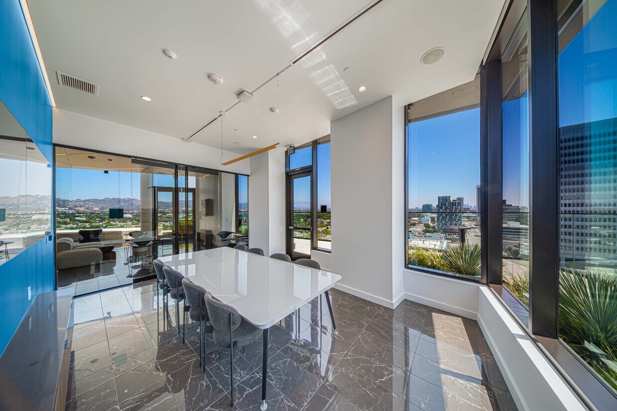 Foto principal - 6401 Wilshire Blvd