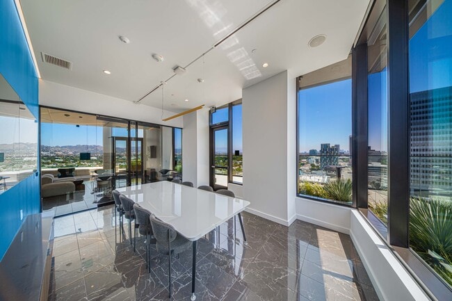 Foto del edificio - 6401 Wilshire Blvd