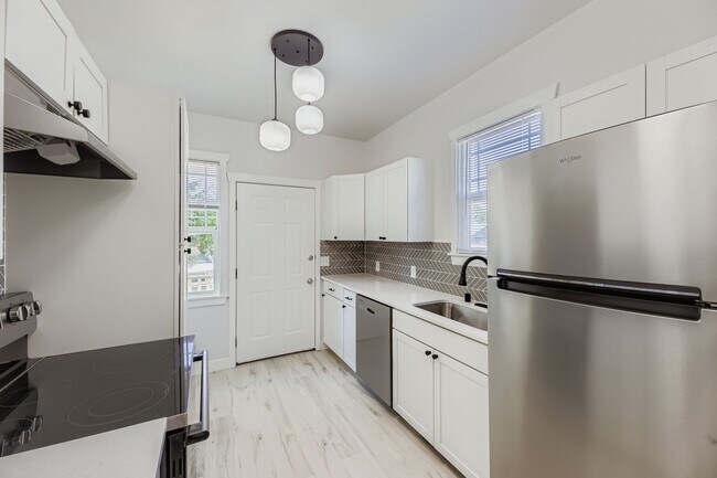 Foto del edificio - Breathtaking Renovation! Oversized 2 Bed 1...