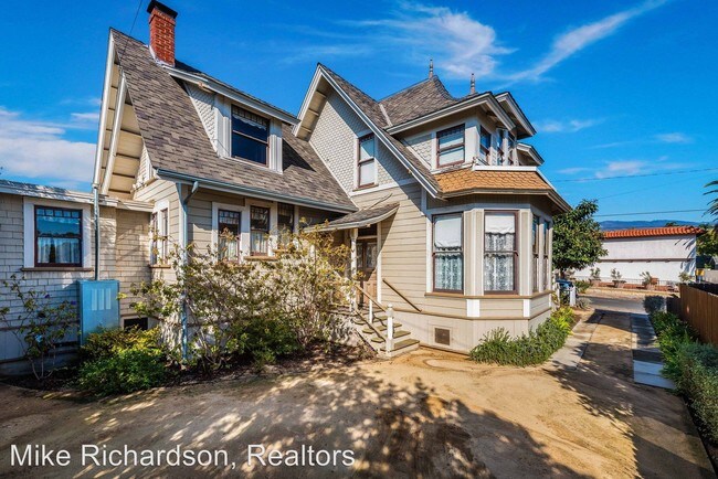 Building Photo - 1809 Chapala St