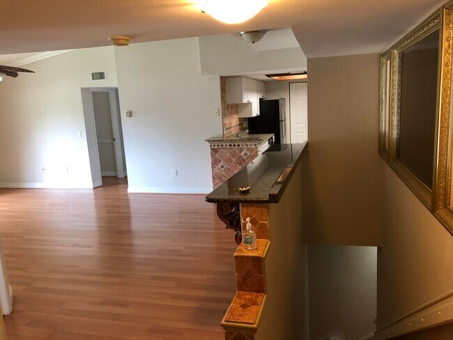 Foto del edificio - 1500 Crestwood Ct S