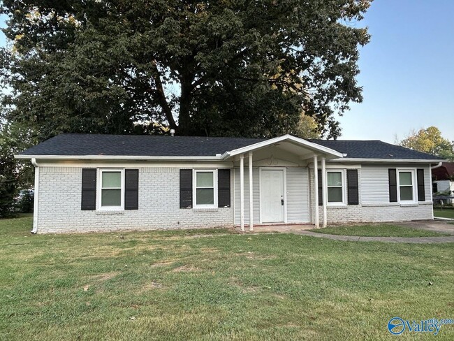 Building Photo - 2912 Alhambra Dr SW