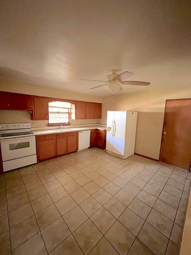 Building Photo - 310 S 10th St