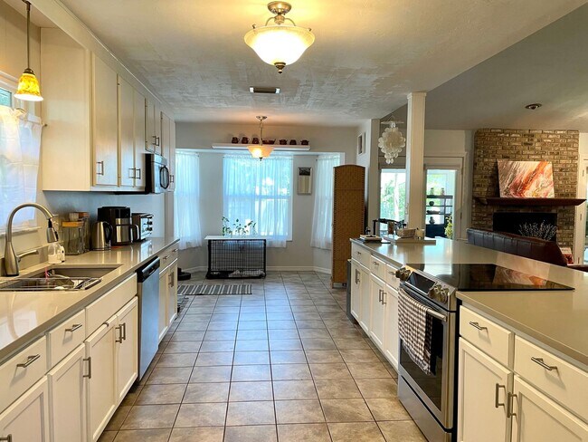 Foto del edificio - LEASE TERMS NEGOTIABLE Beautifully remodel...