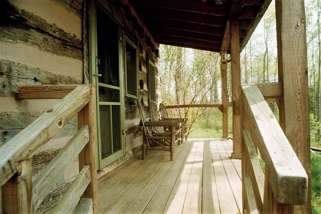 Foto del edificio - Highland's Cabin is a rustic 1BR, 1 Ba log...