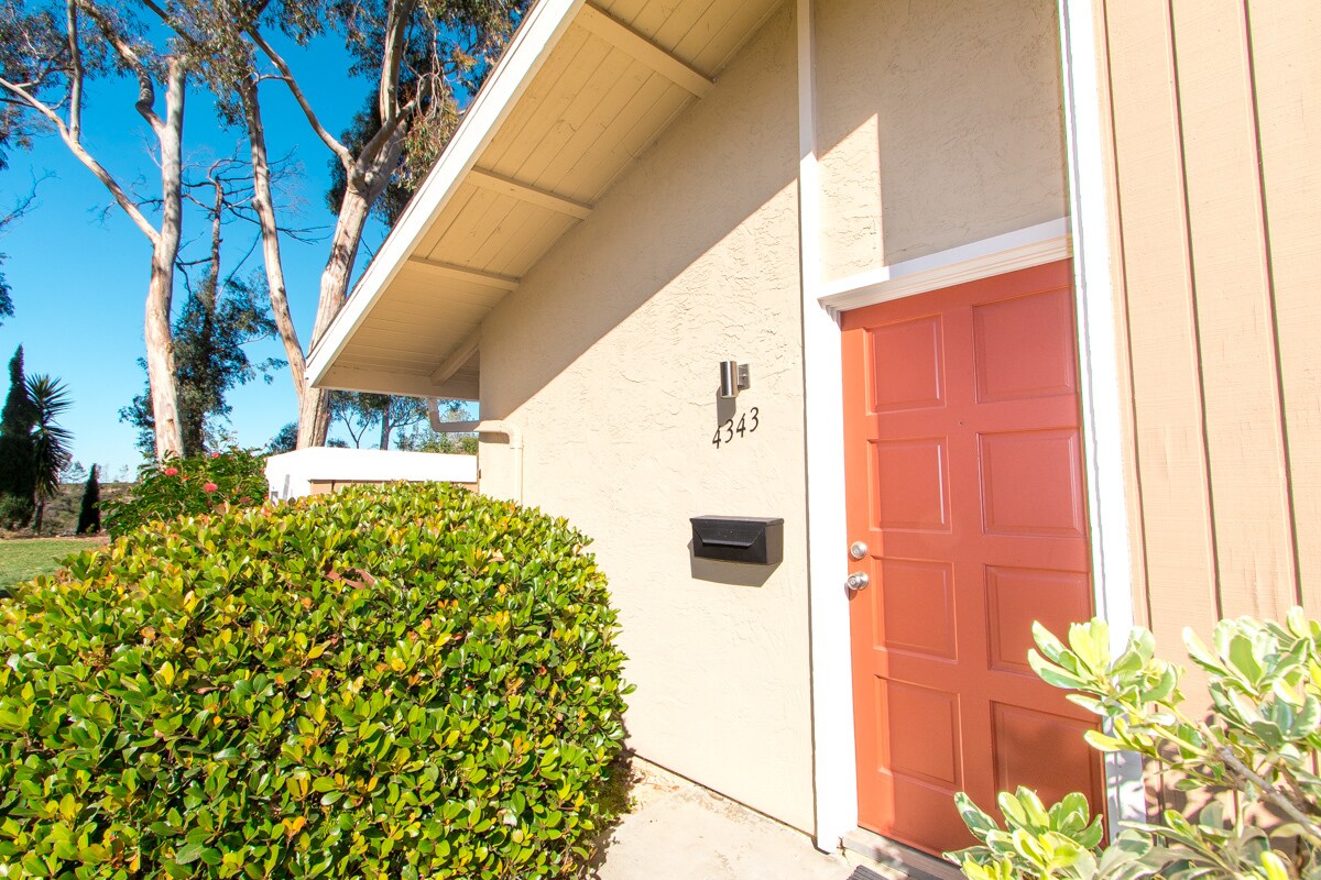 Foto principal - Elegantly Upgraded 2 Bed/1 Bath Condo in U...