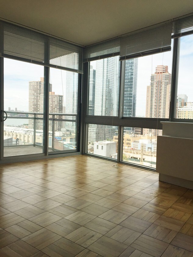 Foto principal - 457 W 37th St