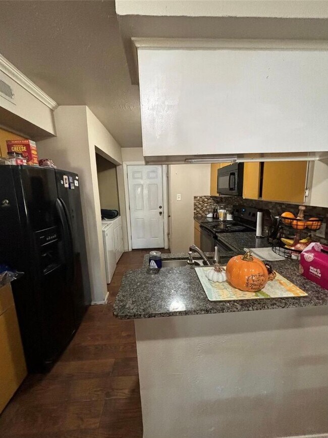 Foto del edificio - 4 Bed 3 Bath Townhouse - CLOSE TO UNT & TWU