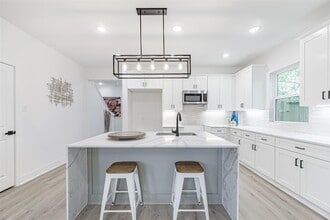 Building Photo - 7806 Comal St