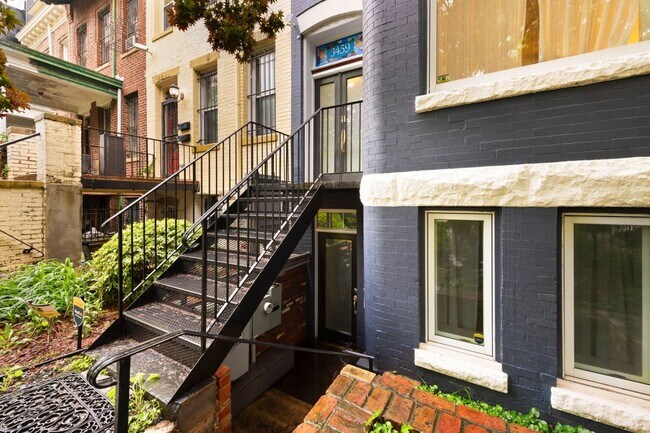 Foto del edificio - 3459 Holmead Pl NW