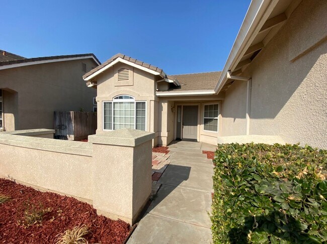 Foto del edificio - 4 bedroom single story in Manteca!