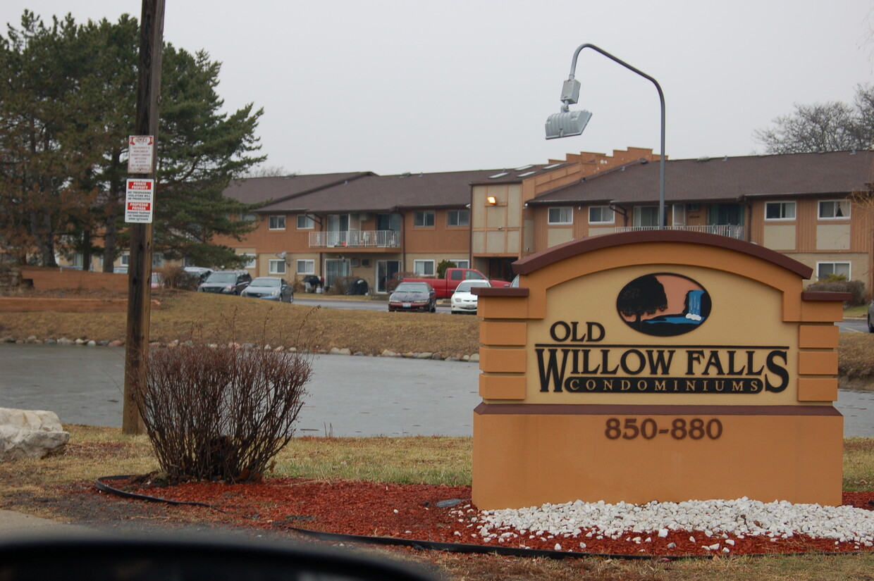 Primary Photo - 870 E Old Willow Rd