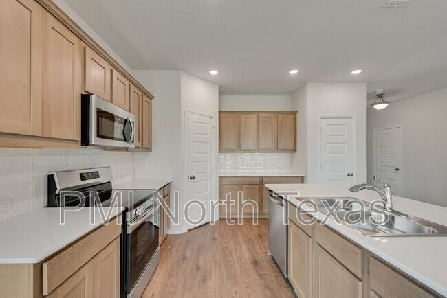 Foto del edificio - 411 Wrangler Ln