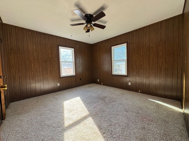 Building Photo - 3 bedroom on a corner lot, READY NOW!