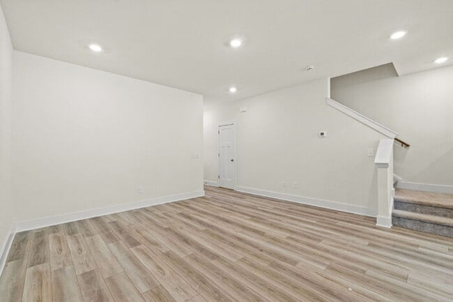 Building Photo - Charming 3-Bed Townhouse with Granite Touc...