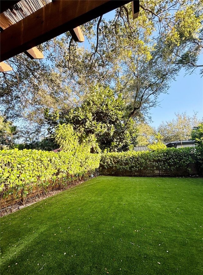 Foto del edificio - 330 NE 88th St