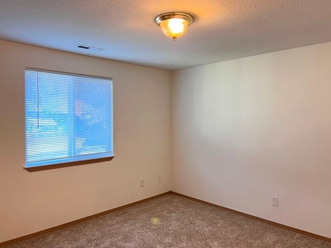 Building Photo - 2Bd/1.5Ba Two Story House - Available to V...