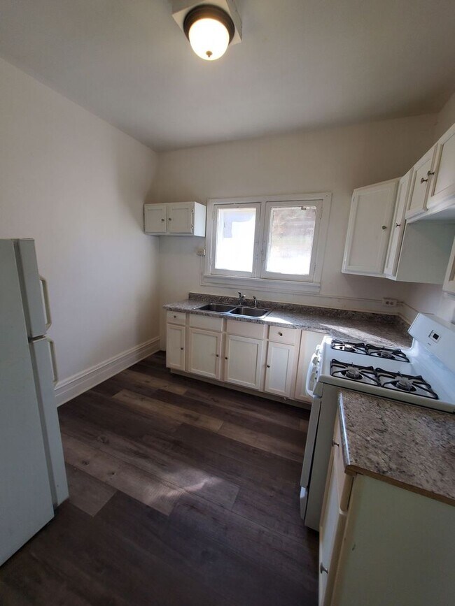 Foto del edificio - 2458-2460 W Juneau Ave.