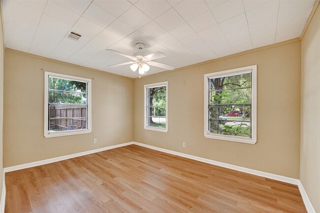 Building Photo - 1504 Lawrence Ave