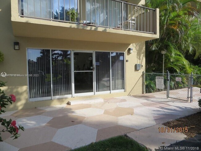 Foto del edificio - 7900 Camino Cir