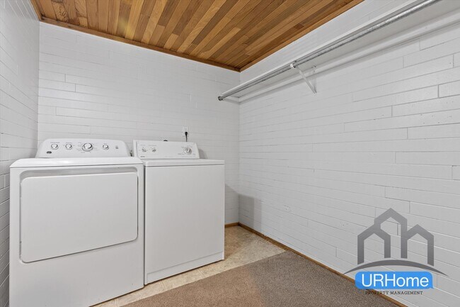 Building Photo - Welcome home to Fernhill Townhomes in Southeast Portland!