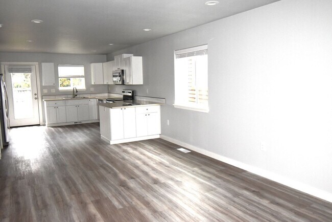 Foto del edificio - Spacious Town home.